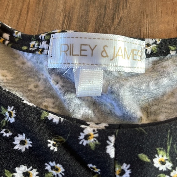 Daisy Keyhole Soft Summer Tee - Picture 8 of 9